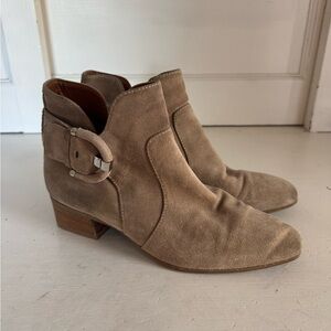 Aquatalia Fiamma taupe suede ankle boot size 7.5